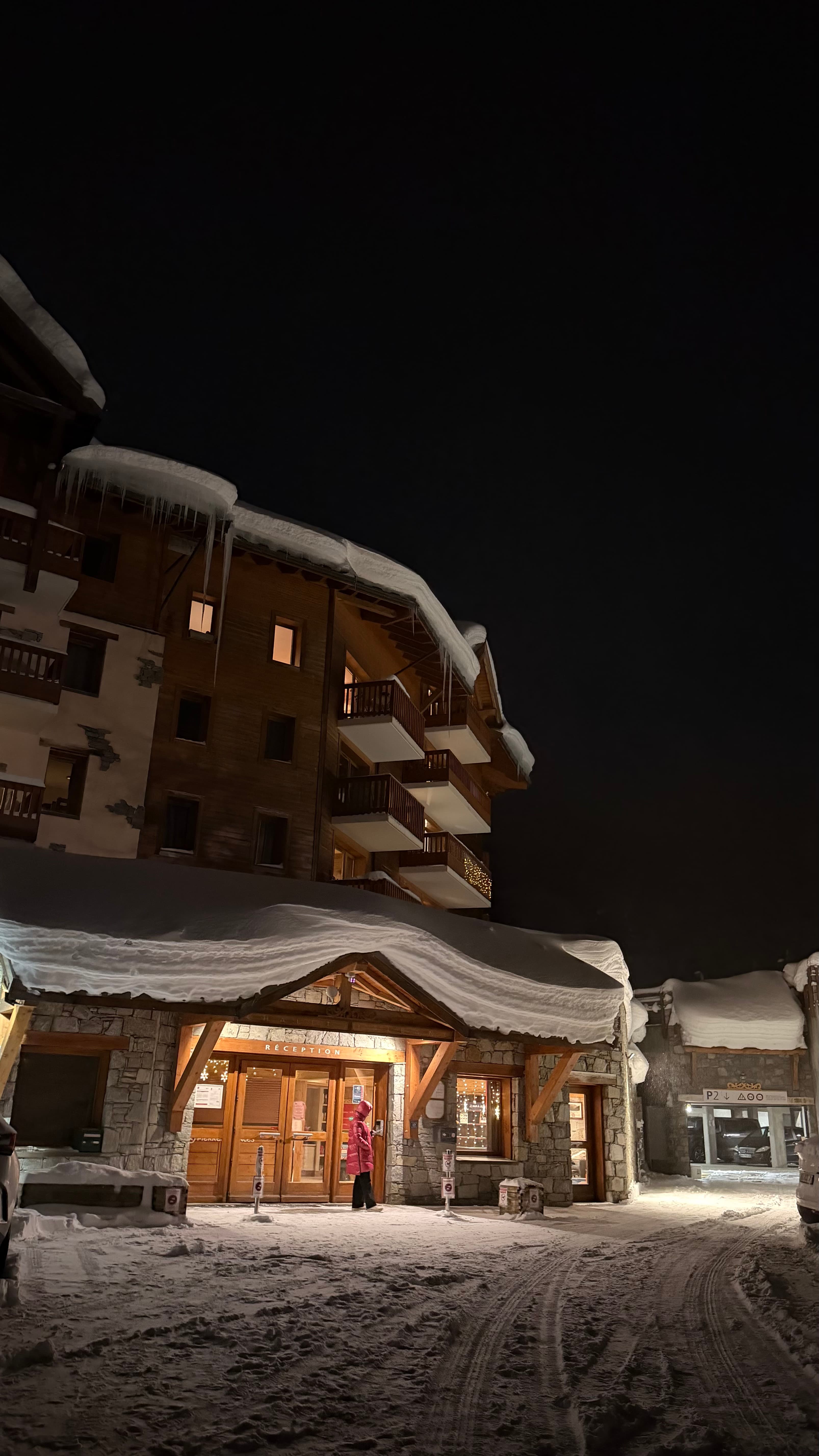 La résidence Albane illuminée, un soir d'hiver